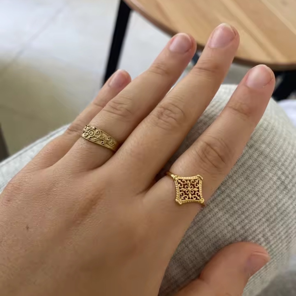 Vintage 18K Gold plated Hollow Flower Ring Jewelry - Picture 4 of 15